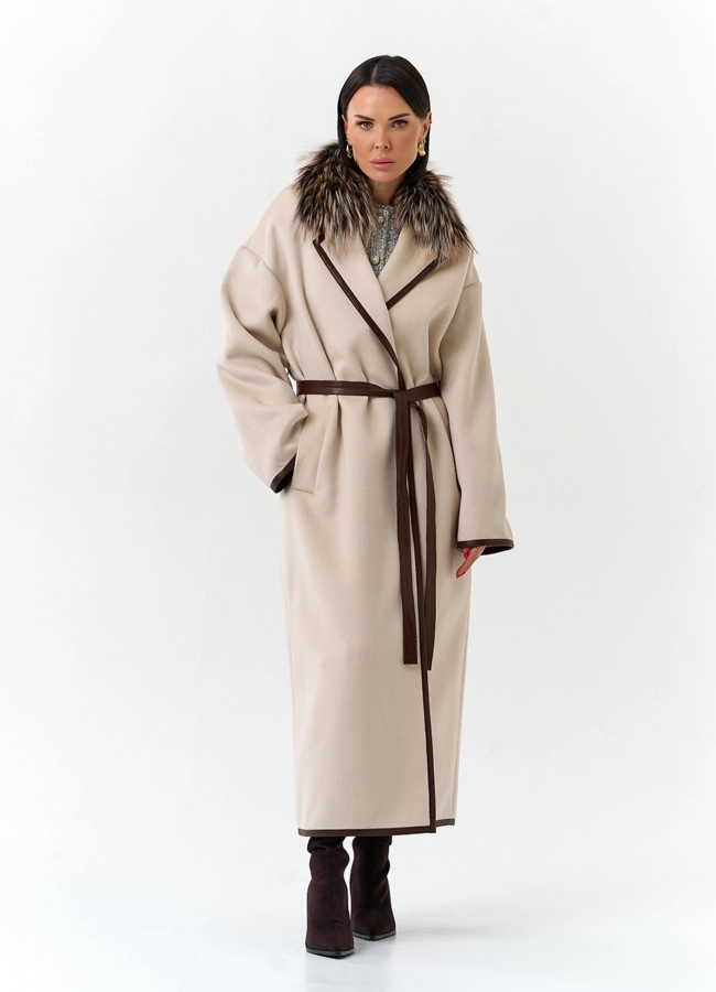 Женское длинное пальто с отделкой из меха лисы модель № 32650 меха малина
