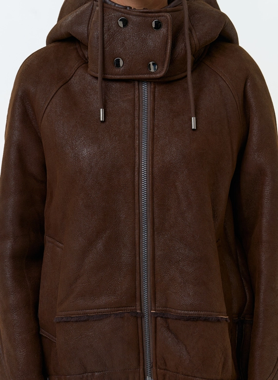 Женская дубленка из натурального меха с капюшоном фото