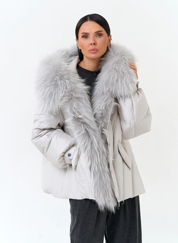 Женский пуховик с мехом енота на капюшоне фото
