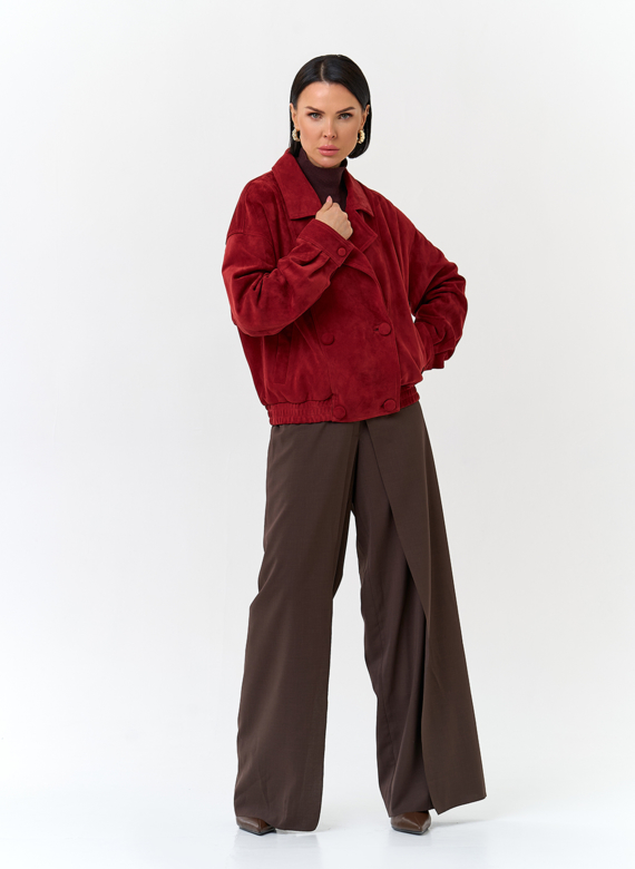 Женская куртка из натуральной замши красного цвета