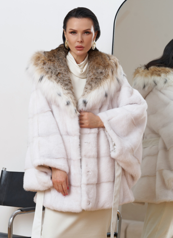 Короткая светлая шуба с рысью
