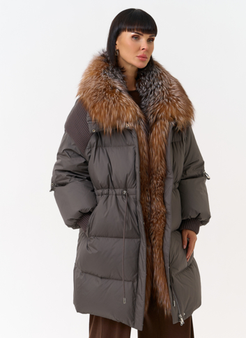 Женский пуховик с отделкой из меха лисы