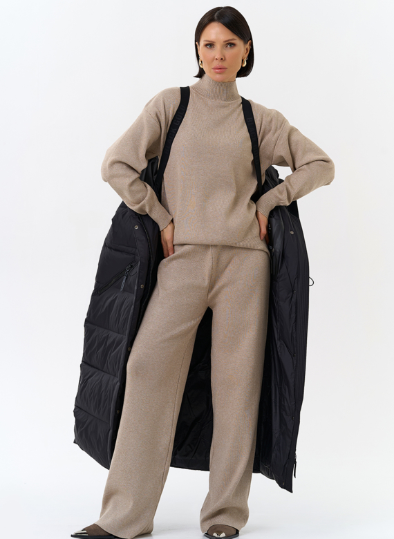 Женский пуховик черного цвета с капюшоном