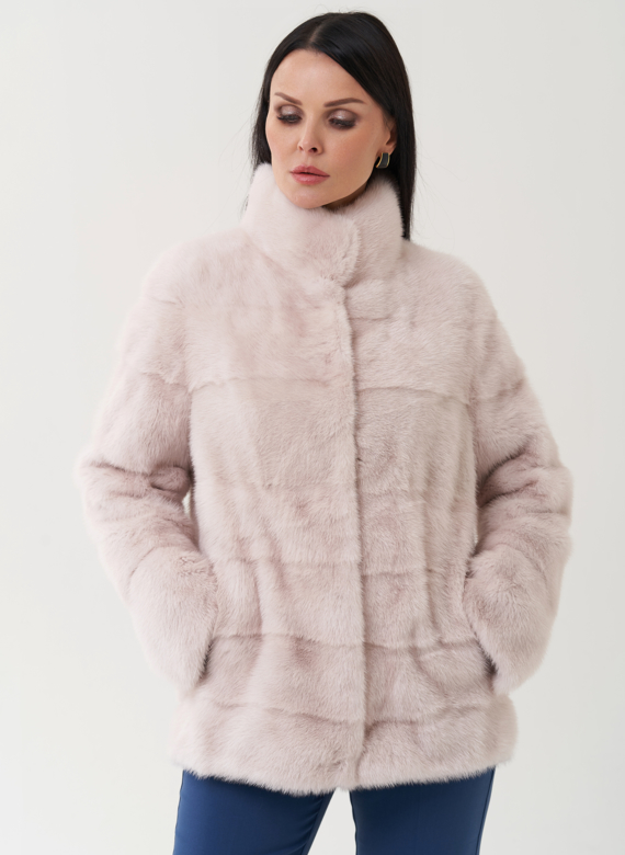 Шуба из меха норки бежевого цвета