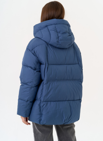 Женский пуховик синего цвета с капюшоном