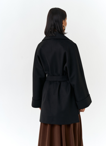 Женское укороченное пальто черного цвета