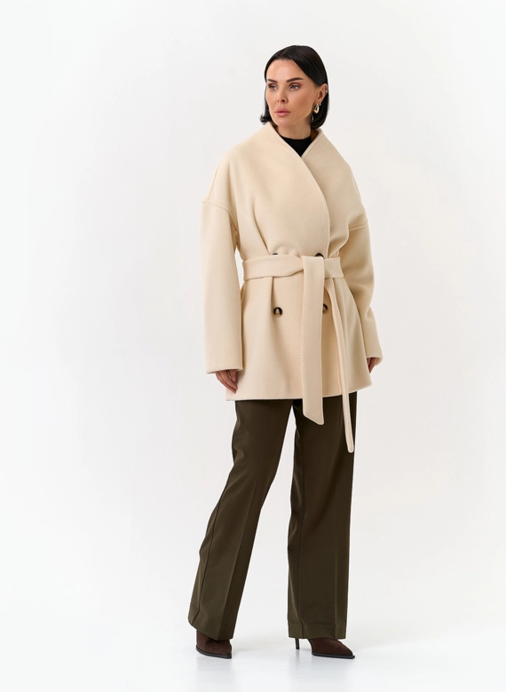 Женское укороченное пальто с поясом фото