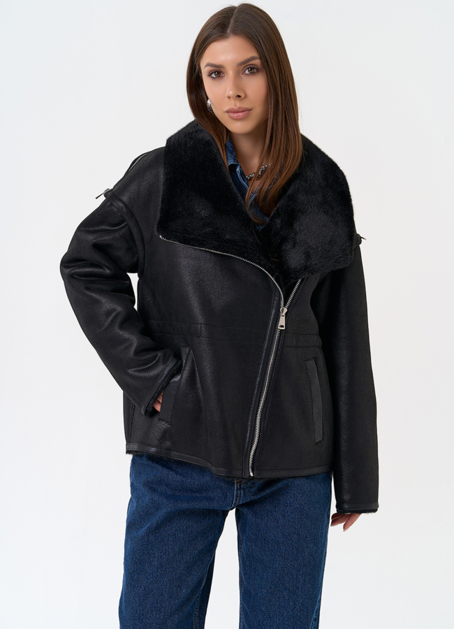 Женская дубленка из эко замши в черном цвете модель № 31433 меха малина