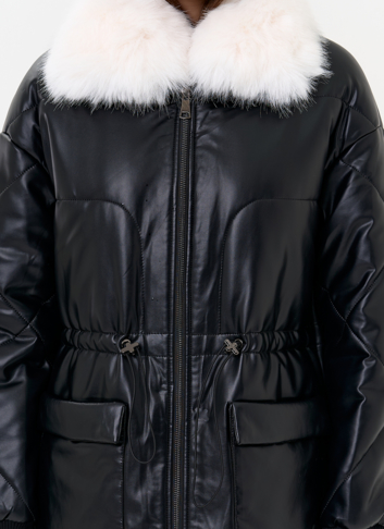 Женский пуховик из эко кожи с воротником из эко меха