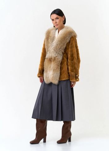 Шуба из норки с отделкой из меха койота фото