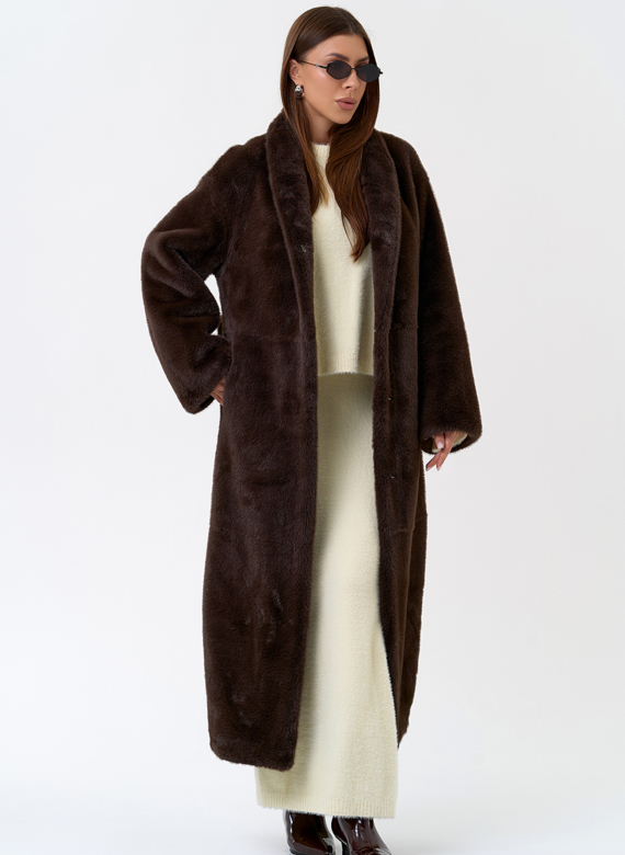 Длинное пальто из эко меха с декоративным поясом