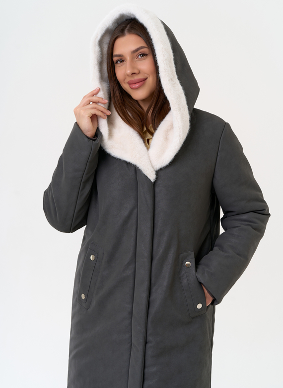 Пуховик из эко кожи с капюшоном из эко меха