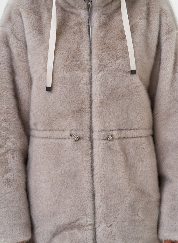 Женская куртка из эко меха с капюшоном