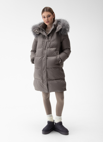Женский пуховик с капюшоном из меха енота