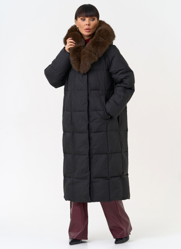 Женский пуховик черного цвета с капюшоном из меха песца