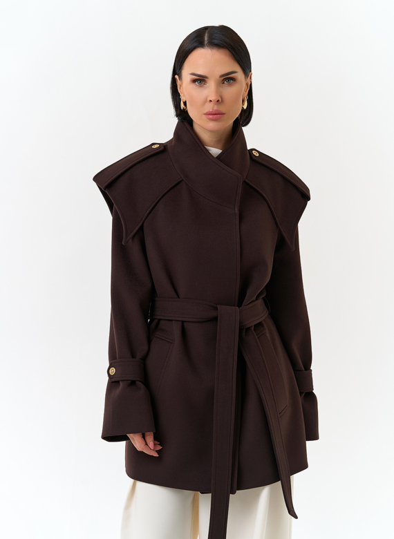 Женское укороченное пальто с акцентными плечами