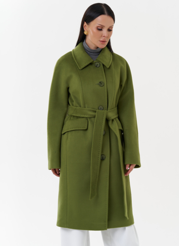 Женское пальто зеленого цвета с поясом