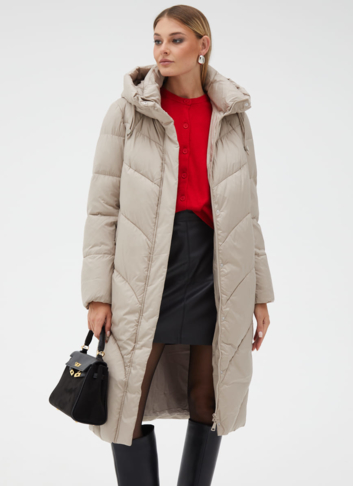 Женский пуховик бежевого цвета с капюшоном