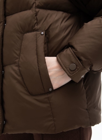 Короткий пуховик с капюшоном из меха песца