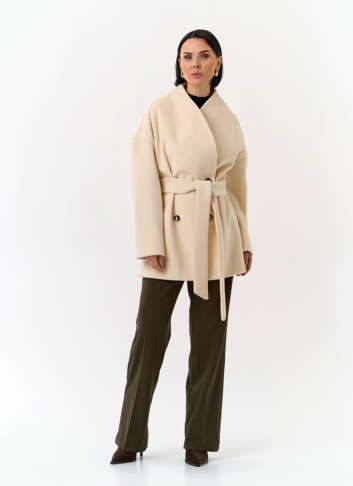 Светлое укороченное пальто с поясом