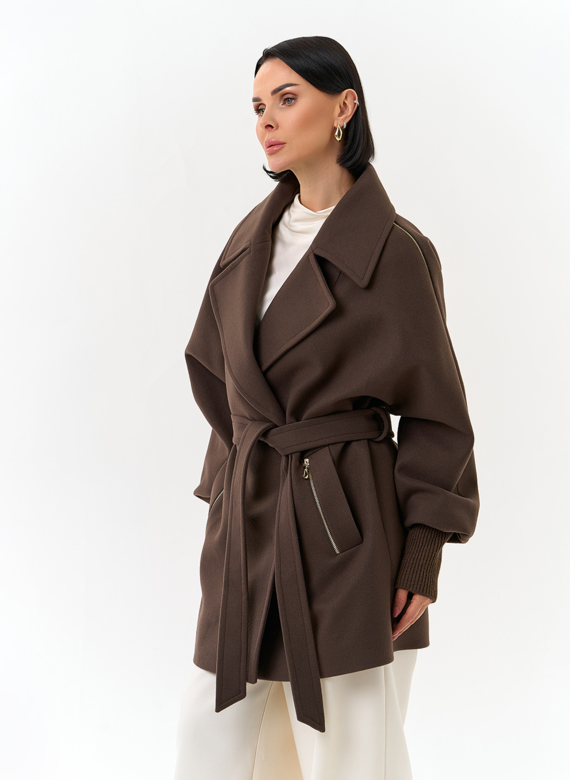 Женское укороченное пальто с декоративными молниями