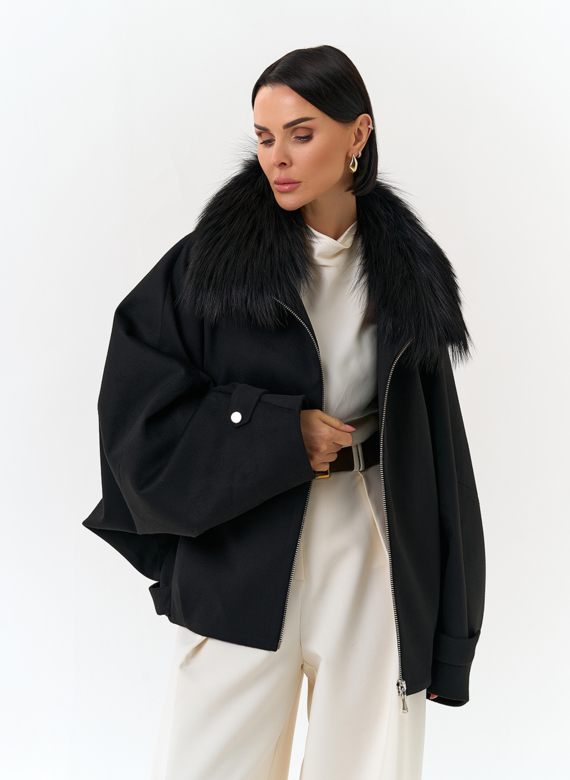 Женское укороченное пальто с отделкой из меха лисы