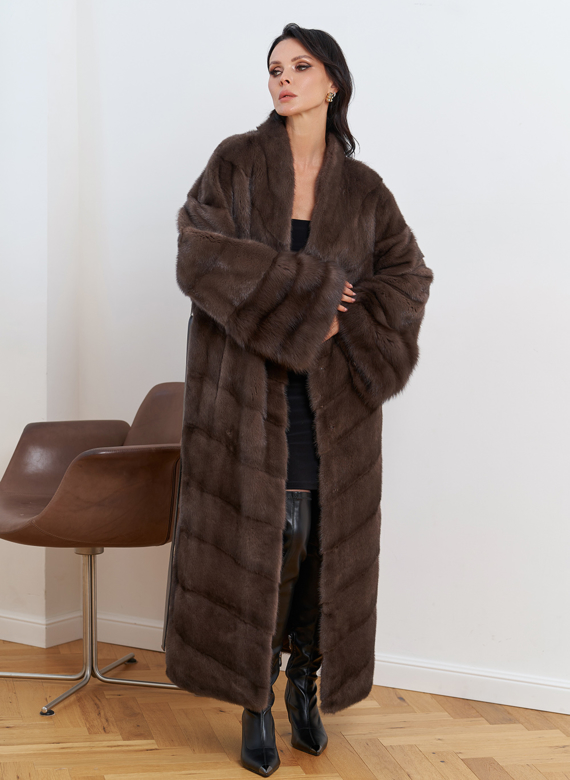 Женская длинная шуба с отделкой из меха куницы