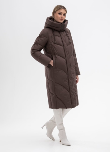 Женский пуховик коричневого цвета с капюшоном