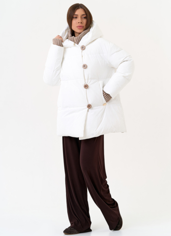 Женский пуховик белого цвета с капюшоном