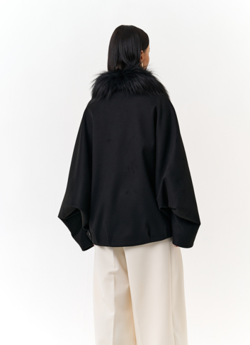 Женское укороченное пальто с отделкой из меха лисы