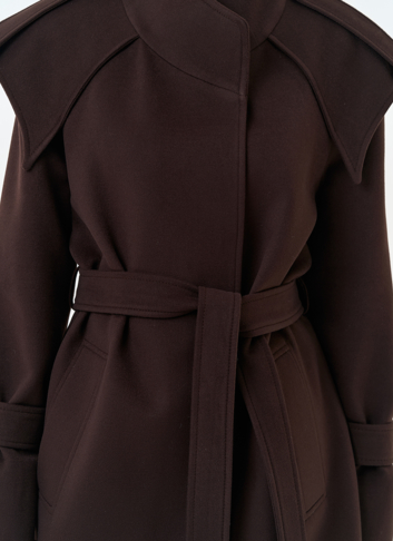 Женское укороченное пальто с акцентными плечами