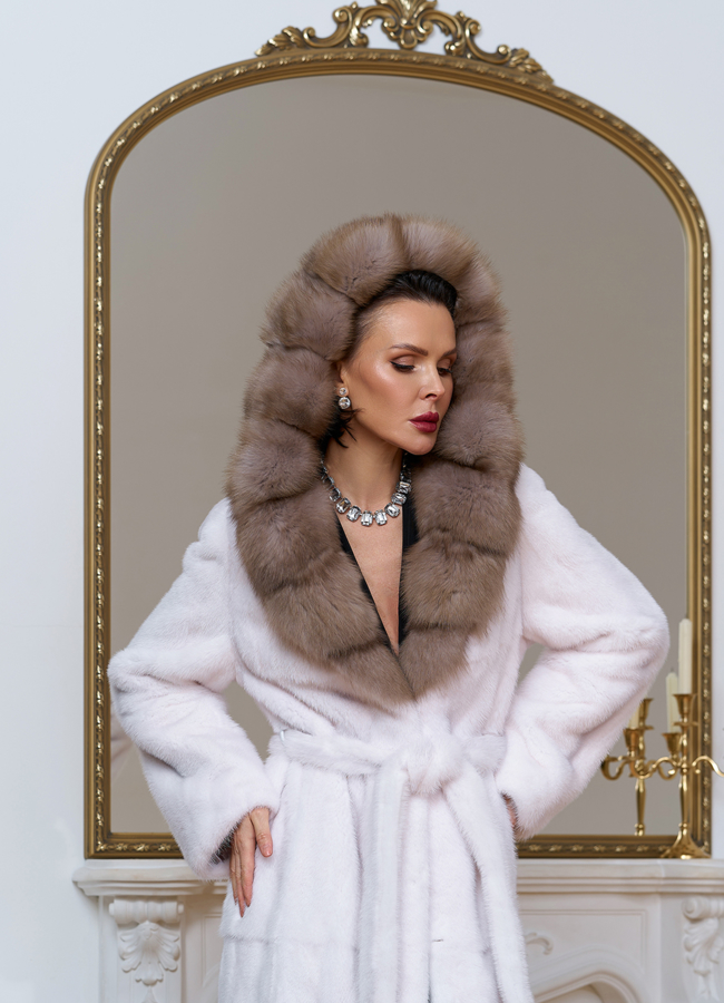 Белая шуба из норки с куницей модель № 29530 в рассрочку